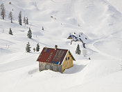 山上雪中的小屋