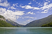 高山景观与平静的Molveno湖，白云石在夏季