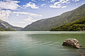 高山景观与Molveno湖，白云石在夏季
