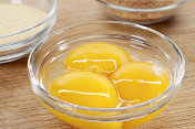 玻璃碗里放三个生蛋黄