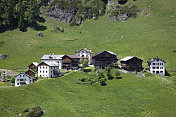 夏天在意大利白云石小山村的风景