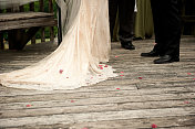 新娘和新郎在圣坛上用玫瑰花瓣