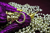 闪耀的紫色圣诞装饰品床上的金珠子