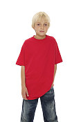 穿着红色t恤和牛仔裤的小男孩