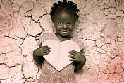 怀抱心脏的非洲女孩