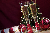 节日香槟，圣诞装饰品，蜡烛和彩灯