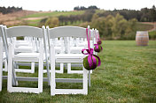 用丝带和苔藓装饰的婚礼椅