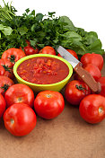切碎的番茄和蔬菜