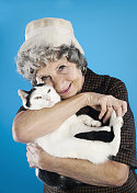 一位老妇人很爱她的猫