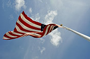 阳光下飘扬的美国国旗
