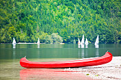 海滩上的红色独木舟