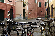 下雨天骑自行车。彩色图像