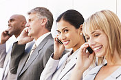 亚洲商界女性在电话中与同事交谈