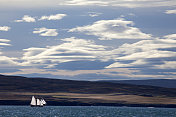 冰岛海湾胡沙维克美丽的天空和多桅帆船