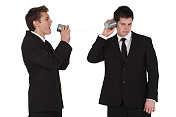 两个商人正在用罐头电话交流