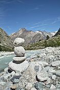 在阿尔卑斯山脉的狂野河流和石塔