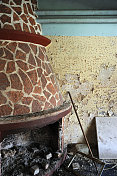 废弃房屋中的壁炉