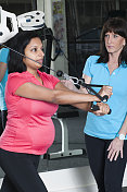 孕妇与私人教练健身