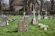 英国埃夫伯里教堂墓地的四个十字架