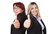 两位中年商界女性竖起大拇指