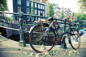 荷兰阿姆斯特丹运河边的自行车