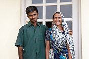印度工人阶级夫妇在大门外一起求爱