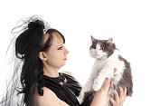 哥特式新娘和担心的猫。
