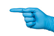 手上戴着蓝色医疗手套，食指向左指