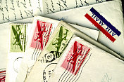 四枚邮票和航空邮件