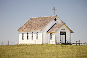 田野里的孤独教堂