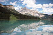 加拿大落基山脉的弓湖