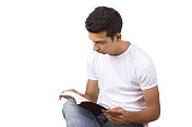 年轻人在读一本书