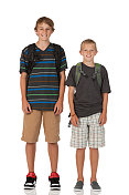 两个背着背包的十几岁男孩的肖像