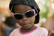 可爱的非洲女孩戴眼镜