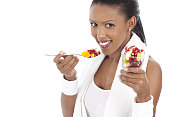 运动女性吃水果沙拉。