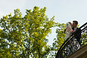 新郎和新娘在阳台上接吻
