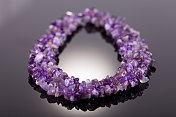 暗色背景上的紫水晶项链