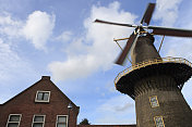 荷兰风车映衬着多云的天空
