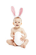 带着兔耳朵和复活节彩蛋的宝宝