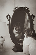 镜中的女人