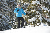 冬日仙境里穿雪鞋的女人