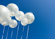 庆祝-白色的气球和晴朗的天空