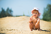 宝宝在沙滩上嬉戏