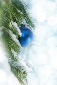 圣诞树上的蓝色装饰物