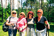 一群成熟的北欧女人走在森林里
