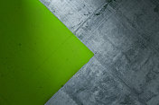 混凝土墙与绿色油漆区域