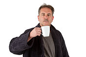 穿着睡袍喝咖啡的男人