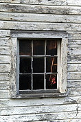 油漆剥落的乡村窗户