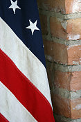 美国国旗贴着砖墙