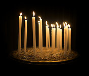 意大利罗马，罗马天主教教堂里的祈祷蜡烛
